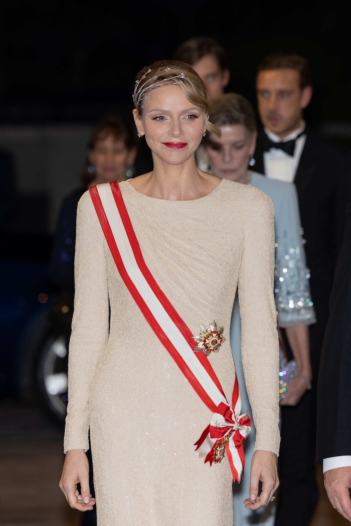 Charléne funkelte richtiggehend mit der zauberhaften Tiara im Haar.
