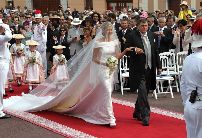 Charlene trug bei der Vermählung keine Tiara, sondern eine Brosche im Haar.