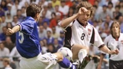 Das 1:2 gegen Italien 1998 in Paris (im Bild Heimo Pfeifenberger gegen Alessandro Costacurta) ...