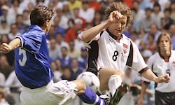 Das 1:2 gegen Italien 1998 in Paris (im Bild Heimo Pfeifenberger gegen Alessandro Costacurta) ...