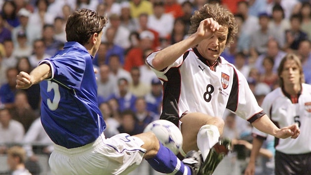 Das 1:2 gegen Italien 1998 in Paris (im Bild Heimo Pfeifenberger gegen Alessandro Costacurta) ...