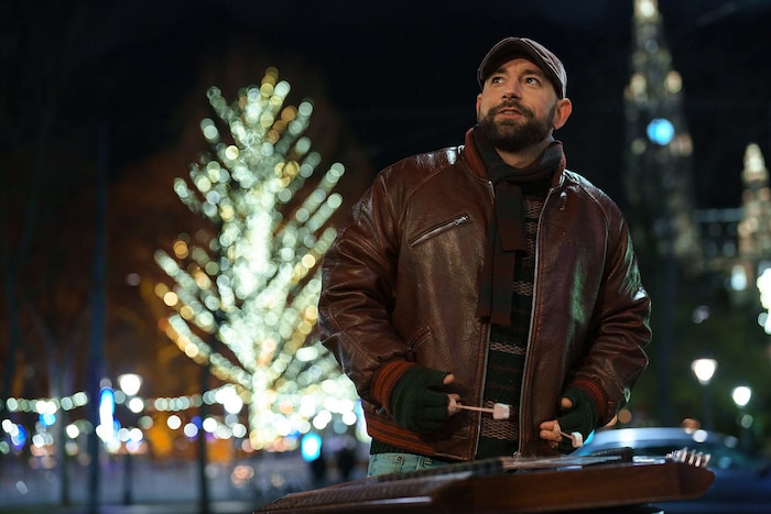 Christopher Seiler taucht als Straßenmusiker mehrfach auf.