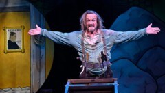 Tim Grobe begeistert im Stadttheater Klagenfurt als aberwitziger „Räuber Hotzenplotz“ 