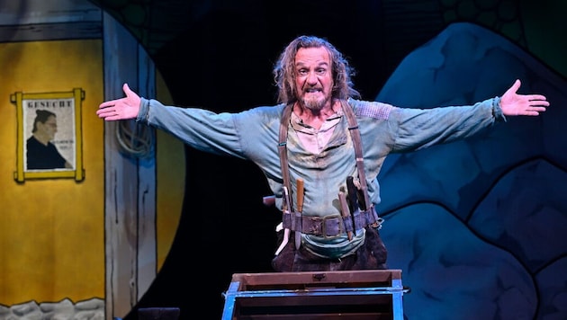 Tim Grobe begeistert im Stadttheater Klagenfurt als aberwitziger „Räuber Hotzenplotz“