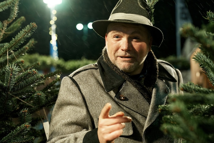 Thomas Stipsits verkauft Christbäume.