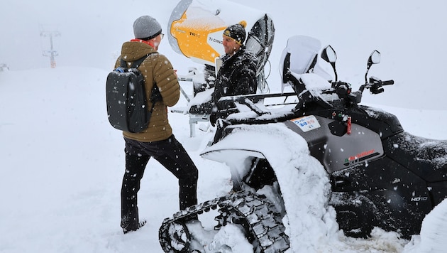 „Beschneiungs-Chef“ Hausberger mit „Krone“- Redakteur Moser (links)