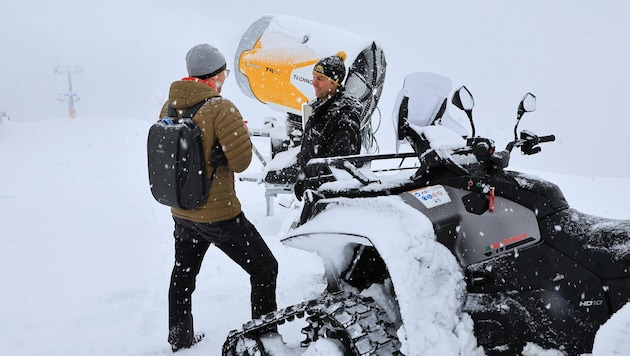 „Beschneiungs-Chef“ Hausberger mit „Krone“- Redakteur Moser (links)