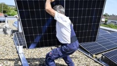 PV-Anlagen sind weiter im Aufwind – bei Montagearbeiten passierte nun ein böser Unfall. ...