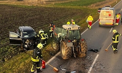 Mit dem Traktor donnerte ein alkoholisierter Fahrer (46) frontal gegen ein Auto. 