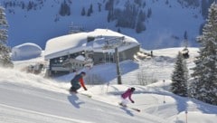 Mit Schwung geht es für die Skifahrer in Lech in Richtung Bergstation Schlegelkopf.