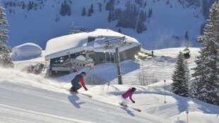 Mit Schwung geht es für die Skifahrer in Lech in Richtung Bergstation Schlegelkopf.