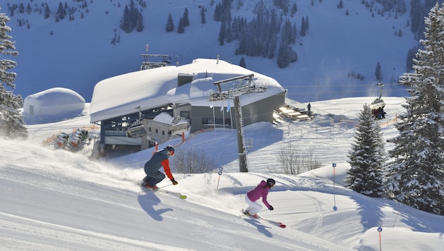 Mit Schwung geht es für die Skifahrer in Lech in Richtung Bergstation Schlegelkopf.