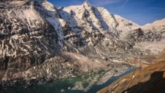 Wo sich einst der mächtige Pasterzengletscher befand, spiegelt sich heute der Großglockner im ...