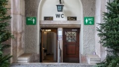 Frauen müssen immer bezahlen, während Männer ihr „Geschäft“ teils kostenlos erledigen können.