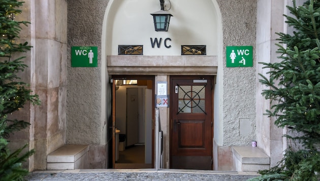 Frauen müssen immer bezahlen, während Männer ihr „Geschäft“ teils kostenlos erledigen können.