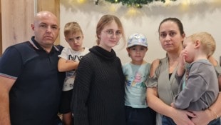 Bettina Mader Herr H. und Frau O. mit vier der fünf Kinder. Sie waren gutgläubig und sind in einem Albtraum ...