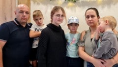 Herr H. und Frau O. mit vier der fünf Kinder. Sie waren gutgläubig und sind in einem Albtraum ...