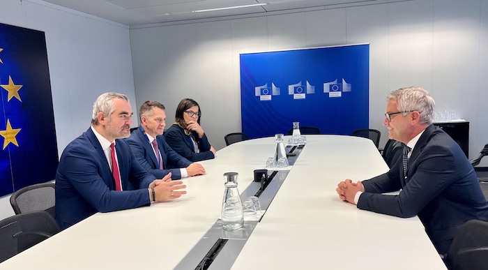 Landesrat Dorner (li.) und EU-Kommissar Brunner saßen sich am Verhandlungstisch in Brüssel ...