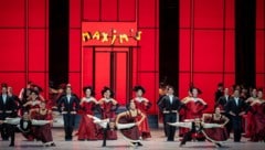 Dank Choreograf Roland Petit, tanzt Johann Strauss‘ Fledermaus fröhlich Csárdás und Cancan bei ...