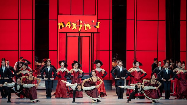 Dank Choreograf Roland Petit, tanzt Johann Strauss‘ Fledermaus fröhlich Csárdás und Cancan bei ...