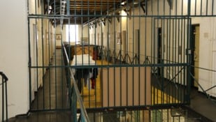 In Haft wollte der verurteilte Mörder ein blutiges Zeichen setzen.