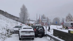 Bei der Ortseinfahrt rutschten die Autos ineinander