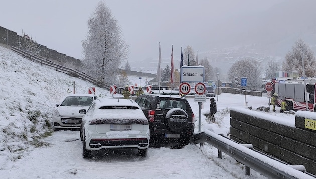 Bei der Ortseinfahrt rutschten die Autos ineinander