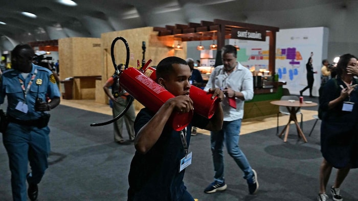Sicherheitskräfte griffen mit Handfeuerlöschern ein.