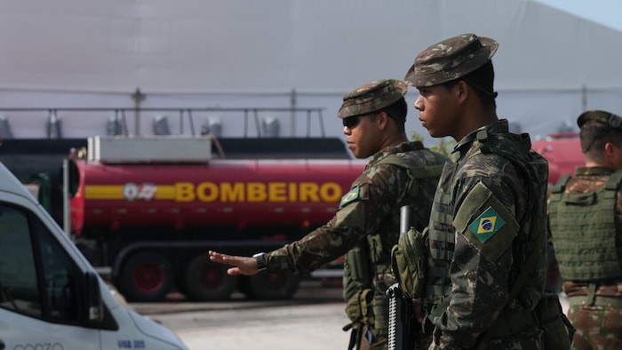 Sicherheitskräfte bildeten eine Sperrlinie.