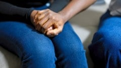 Lily beim Interview mit der „Krone“, ihre Mutter hält die Hände des Mädchens.