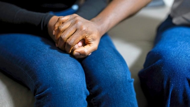 Lily beim Interview mit der „Krone“, ihre Mutter hält die Hände des Mädchens.