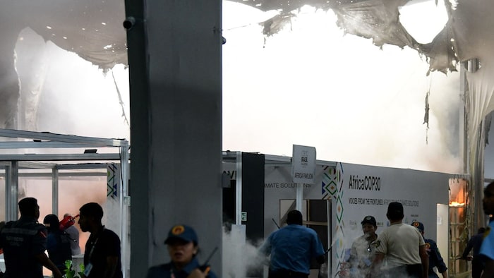 Die Flammen schlugen sich durch die Decke des Zelts.