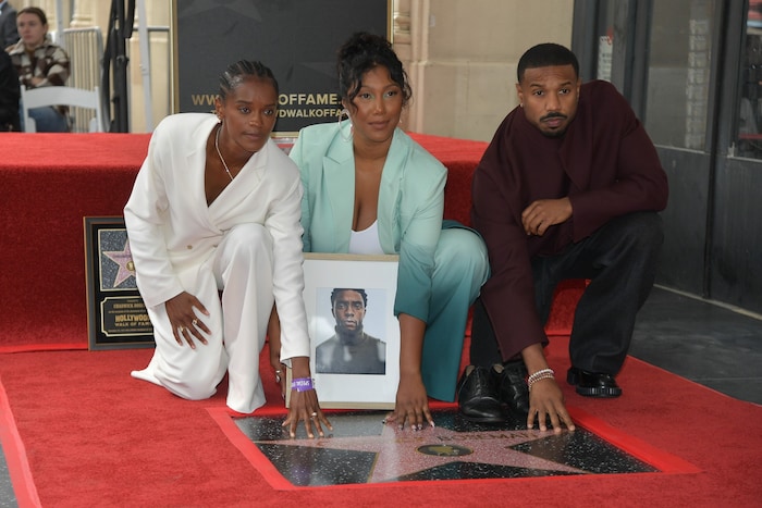Letitia Wright, Taylor Simone-Boseman und Michael B. Jordan posieren beim Stern, der Chadwick ...