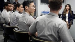 Die zuständige Heimatschutzministerin Kristi Noem mit Kadetten der Küstenwache