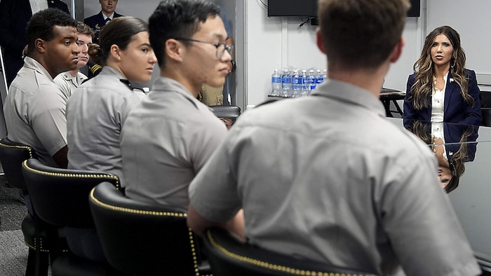 Die zuständige Heimatschutzministerin Kristi Noem mit Kadetten der Küstenwache