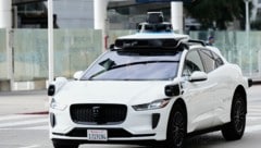 Waymo hat in mehreren US-Städten rund 2500 Robotaxis. Das Auto fährt ohne Fahrer.