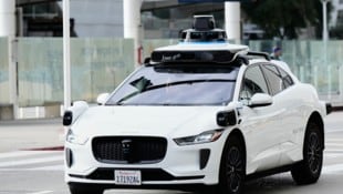Waymo hat in mehreren US-Städten rund 2500 Robotaxis. Das Auto fährt ohne Fahrer.