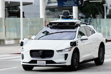 Waymo hat in mehreren US-Städten rund 2500 Robotaxis. Das Auto fährt ohne Fahrer.