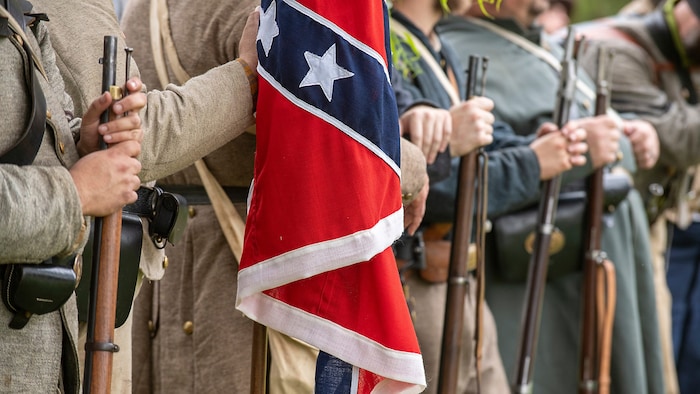 Die Konföderiertenflagge gilt als umstritten. Einerseits wird sie bei Bürgerkriegsgedenkfeiern ...