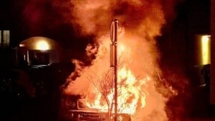 Dieser Geländewagen stand plötzlich in Flammen.