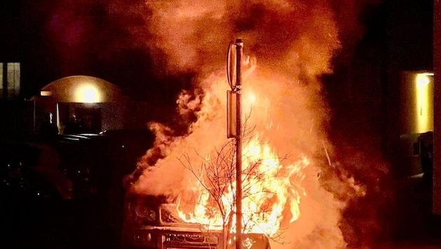 Dieser Geländewagen stand plötzlich in Flammen.