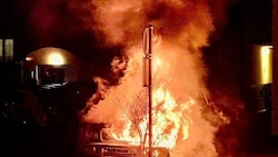 Dieser Geländewagen stand plötzlich in Flammen.