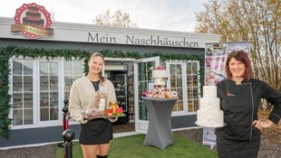 Petra Jaritz (rechts) bringt nicht nur ihre Backwaren nach Ferlach, sondern auch Produkte von ...