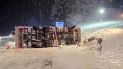 Ein Lkw kippte im Pongau um