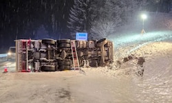 Ein Lkw kippte im Pongau um