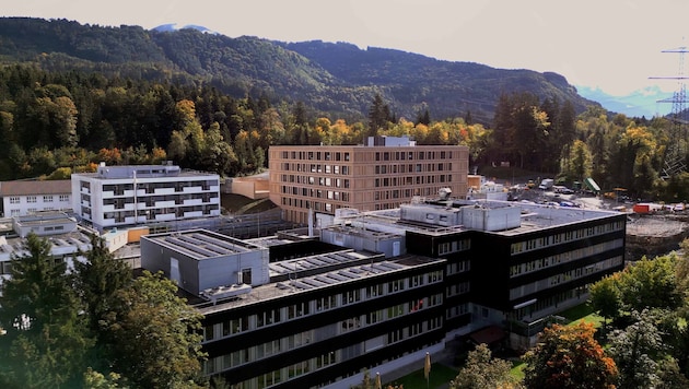 Der Neubau (rechts hinten) der Erwachsenenpsychiatrie des LKH Rankweil.