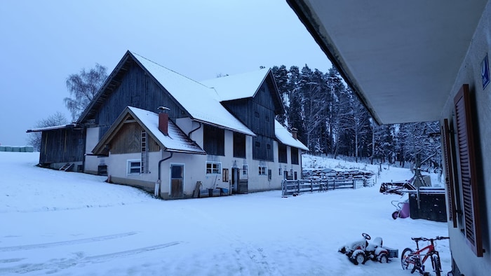 Ein weißer Bauernhof am Haimburger Berg