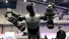 Foxconn stellte auf seiner Hausmesse Hon Hai Tech Day zuletzt einen fahrenden KI-Roboter aus – ...