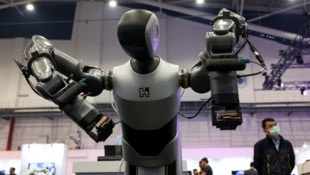 Foxconn stellte auf seiner Hausmesse Hon Hai Tech Day zuletzt einen fahrenden KI-Roboter aus – ...
