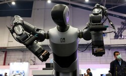 Foxconn stellte auf seiner Hausmesse Hon Hai Tech Day zuletzt einen fahrenden KI-Roboter aus – ...